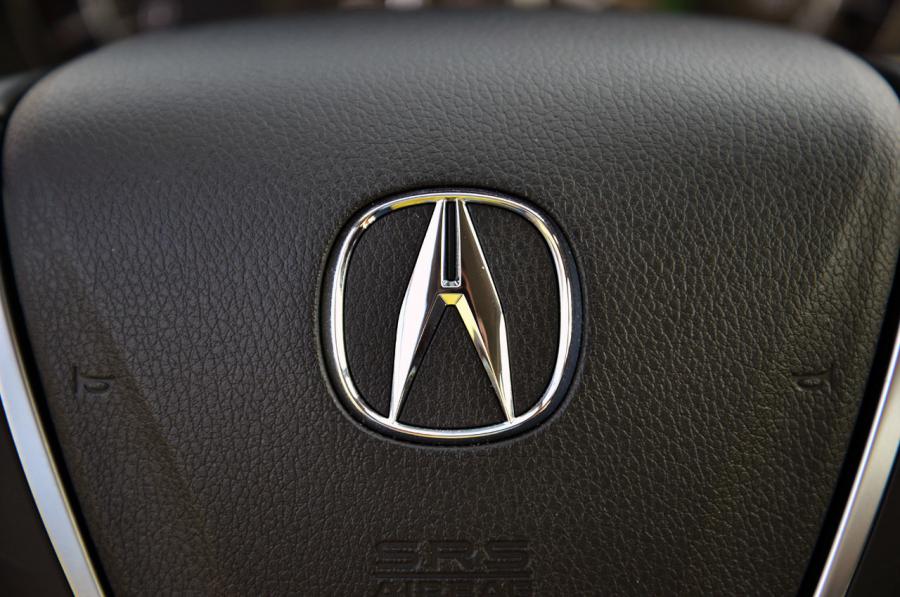 Логотип Acura TLX 3.5L V6 SH-AWD 2015 года  (фото 80 из 91)